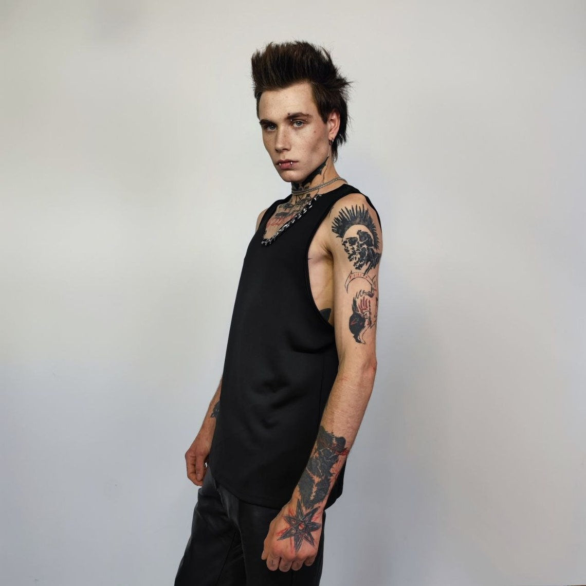 Chain attachment sleeveless top silky tank top crew neck high fashion t-shirt necklace attachment vest glam rock jumper in black
