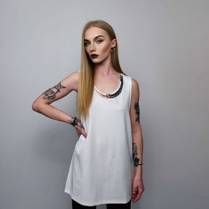 Chain attachment sleeveless top silky tank top crew neck high fashion t-shirt necklace attachment vest glam rock jumper in white