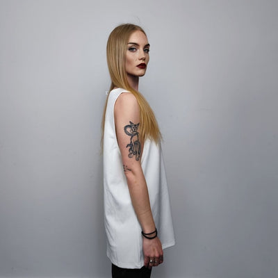 Chain attachment sleeveless top silky tank top crew neck high fashion t-shirt necklace attachment vest glam rock jumper in white