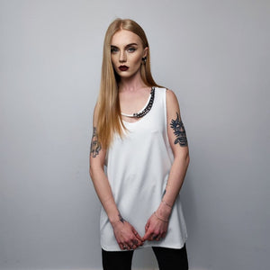 Chain attachment sleeveless top silky tank top crew neck high fashion t-shirt necklace attachment vest glam rock jumper in white